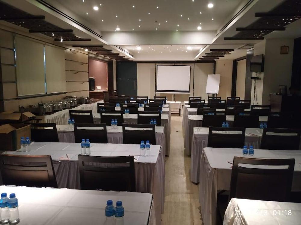 Tarawade Clarks Inn Pune Ngoại thất bức ảnh