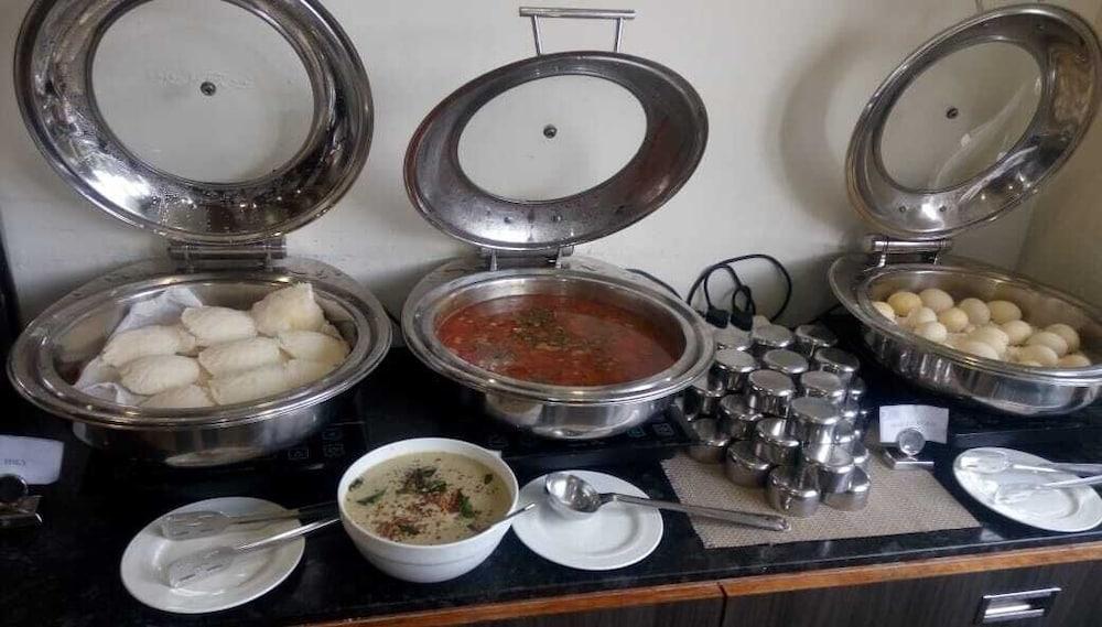 Tarawade Clarks Inn Pune Ngoại thất bức ảnh