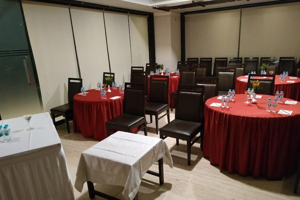 Tarawade Clarks Inn Pune Ngoại thất bức ảnh