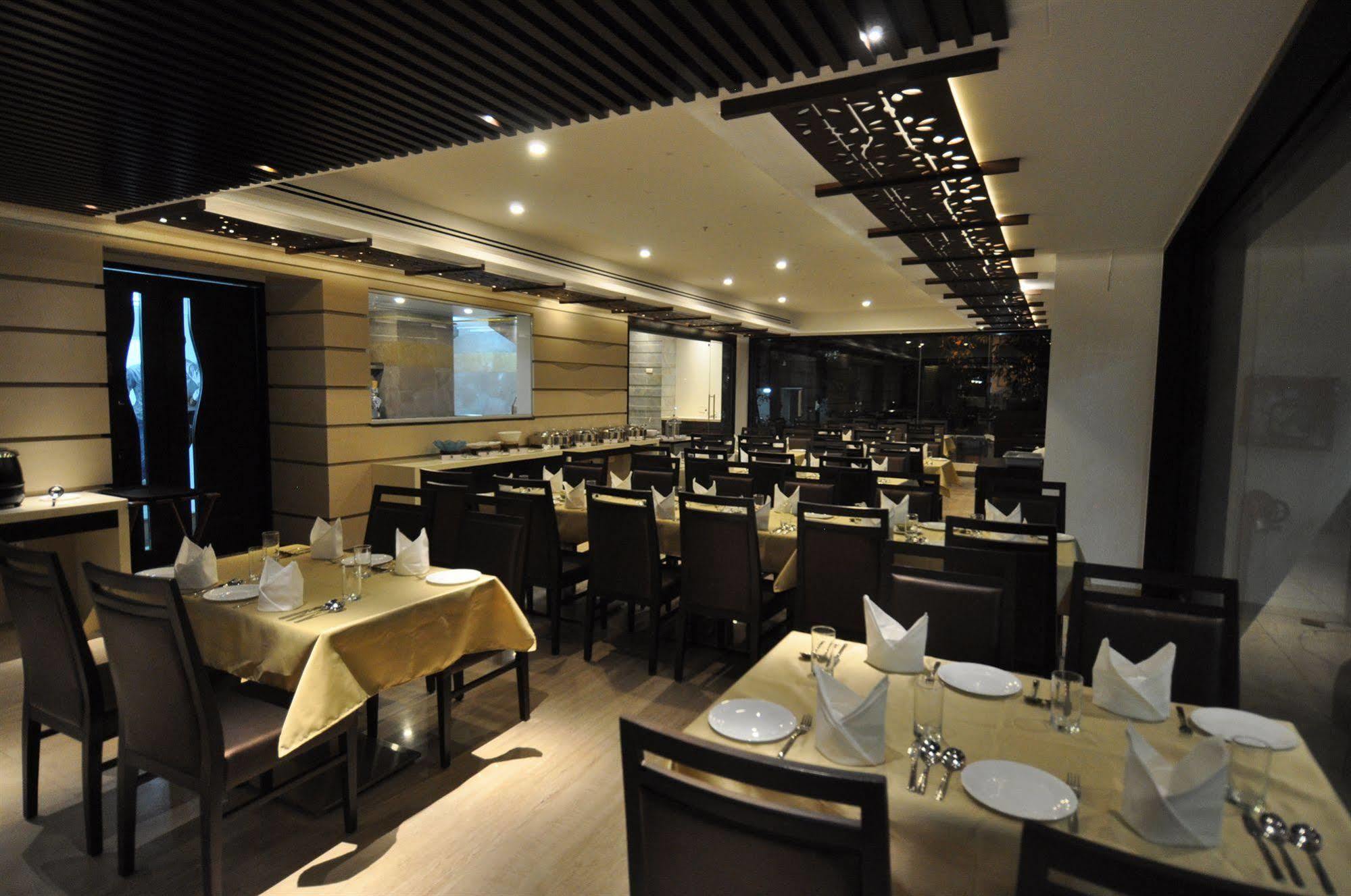 Tarawade Clarks Inn Pune Ngoại thất bức ảnh