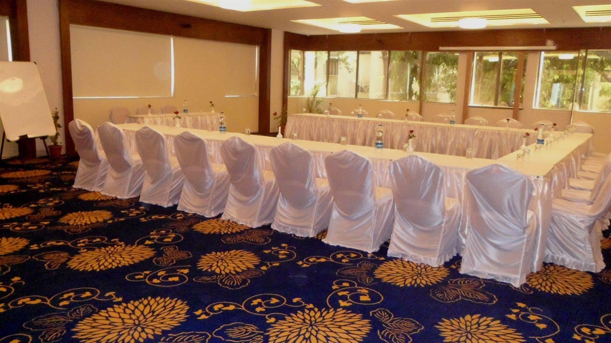 Tarawade Clarks Inn Pune Ngoại thất bức ảnh