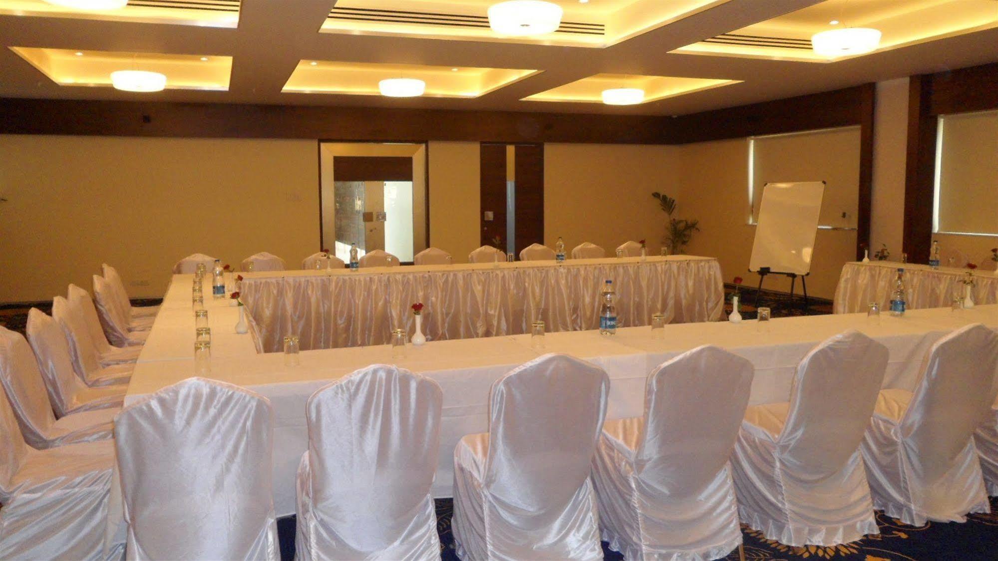 Tarawade Clarks Inn Pune Ngoại thất bức ảnh